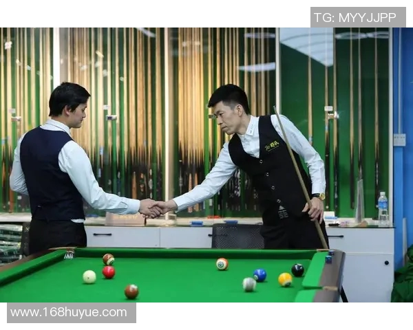 将足球当桌球踢的球星挑战极限展现超凡球技